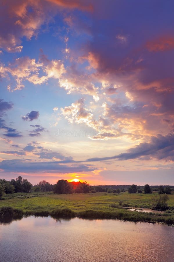 Nascer do sol belo e nuvens românticas no céu. imagem de stock
