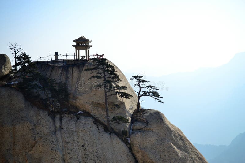 Nascer do sol bonito no ano novo na montanha de Huashan, Shaanxi, China fotos de stock Nascer do sol bonito no ano novo na montanha de Huashan, Shaanxi, China fotos de stock