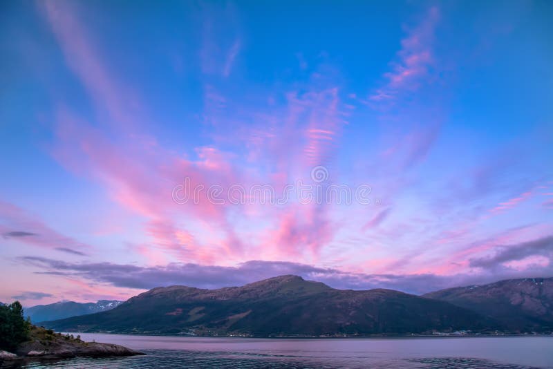 Nascer do sol bonito sobre o fiorde norueguês Montanhas escandinavas, Noruega Imagem artística Carpathian, Ucrânia, Europa fotos de stock royalty free Nascer do sol bonito sobre o fiorde norueguês Montanhas escandinavas, Noruega Imagem artística Carpathian, Ucrânia, Europa fotos de stock royalty free
