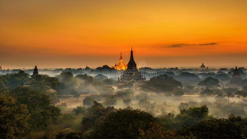 Nascer do sol cênico acima de Bagan em Myanmar foto de stock royalty free Nascer do sol cênico acima de Bagan em Myanmar foto de stock royalty free