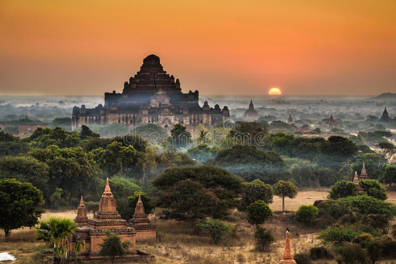 Nascer do sol cênico acima de Bagan em Myanmar fotos de stock Nascer do sol cênico acima de Bagan em Myanmar fotos de stock