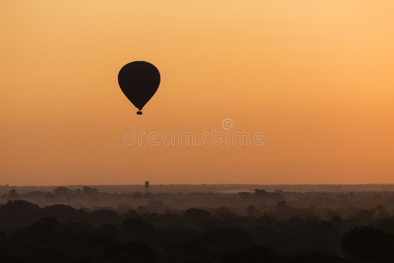 Nascer do sol cênico com um balão de ar quente acima de Bagan em Myanmar fotos de stock royalty free Nascer do sol cênico com um balão de ar quente acima de Bagan em Myanmar fotos de stock royalty free