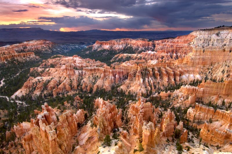 Nascer do sol da manhã como o viewd do ponto da inspiração em Bryce Canyon National Park fotos de stock royalty free Nascer do sol da manhã como o viewd do ponto da inspiração em Bryce Canyon National Park fotos de stock royalty free