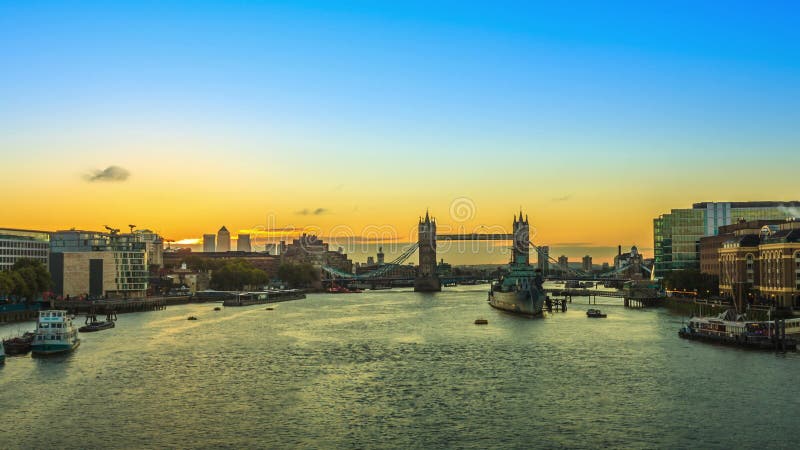 Nascer do sol da ponte da torre em Londres