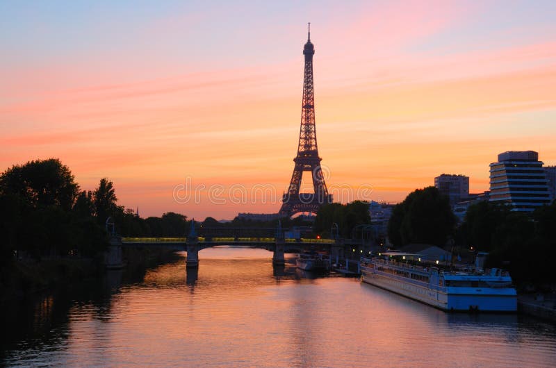 Nascer do sol da torre Eiffel, Paris imagens de stock royalty free Nascer do sol da torre Eiffel, Paris imagens de stock royalty free