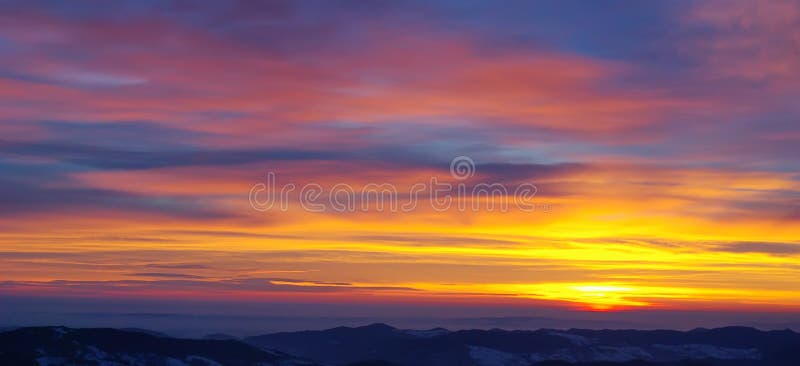 Belo nascer do sol dourado imagem de stock