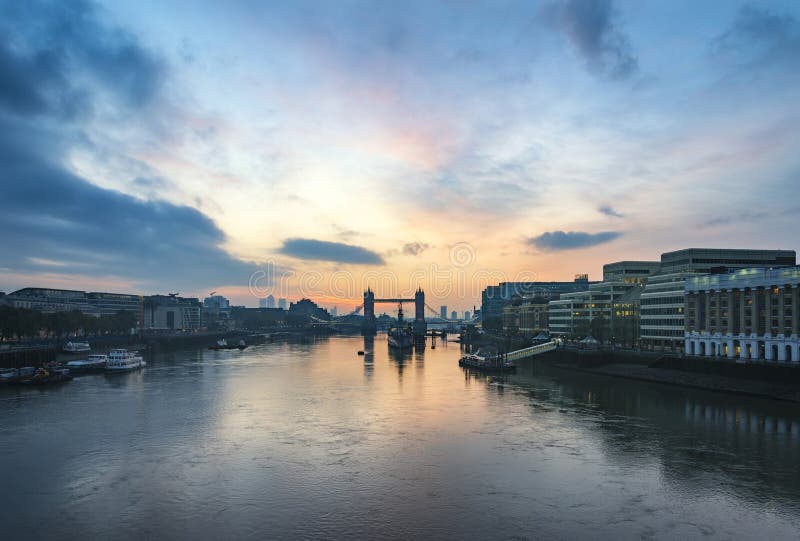 Nascer Do Sol Dourado Do Outono Sobre a Ponte Da Torre Em Londres