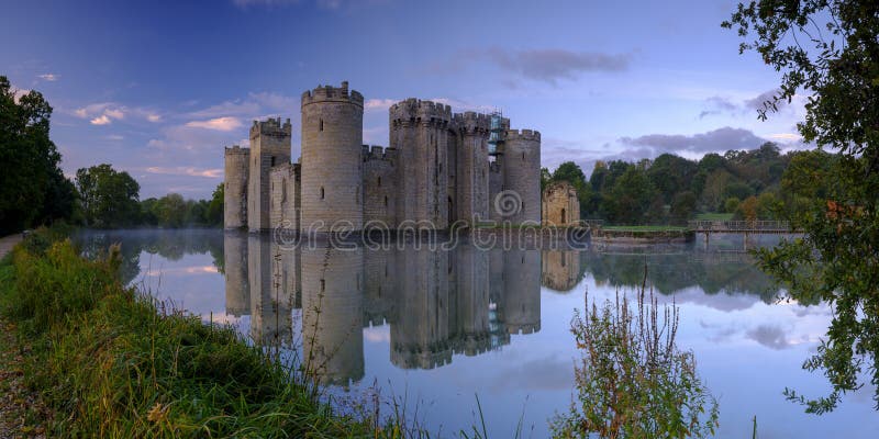 Nascer do sol enevoado do outono no castelo de Bodiam, East Sussex, Reino Unido fotografia de stock Nascer do sol enevoado do outono no castelo de Bodiam, East Sussex, Reino Unido fotografia de stock