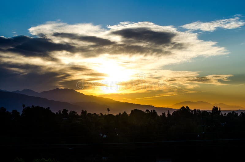 Nascer do sol lindo sobre a cordilheira sul de Pasadena imagem de stock royalty free Nascer do sol lindo sobre a cordilheira sul de Pasadena imagem de stock royalty free