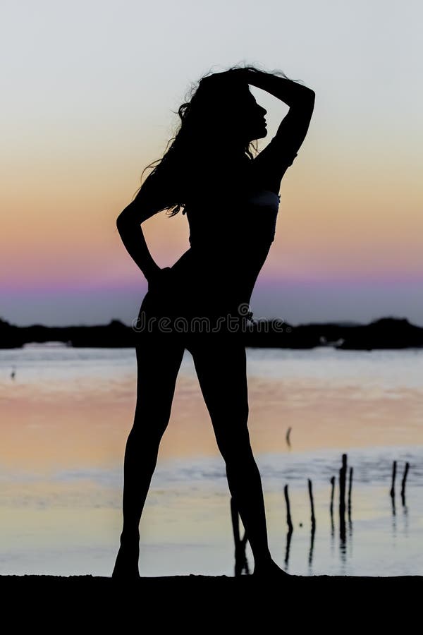 Nascer do sol modelo moreno latino-americano da manhã de Enjoying An Early imagens de stock royalty free Nascer do sol modelo moreno latino-americano da manhã de Enjoying An Early imagens de stock royalty free