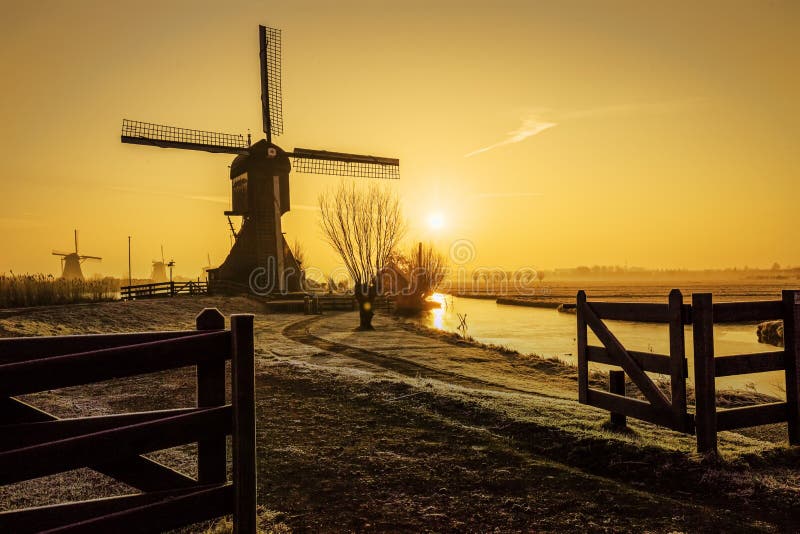 Moinho De Vento De Damme Em Bélgica Imagem de Stock - Imagem de noite,  calmo: 51964369