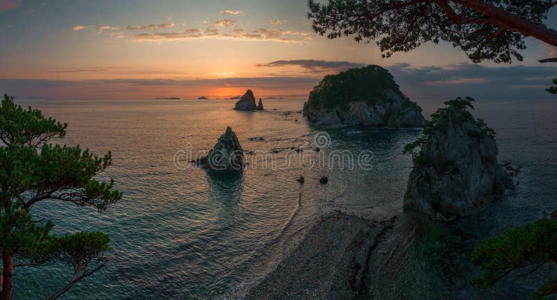 Nascer do sol na baía Gorshkov do pinho do cabo no mar de japão fotografia de stock Nascer do sol na baía Gorshkov do pinho do cabo no mar de japão fotografia de stock