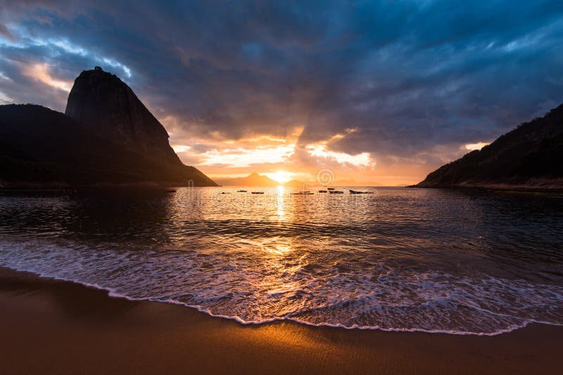 Nascer Do Sol Na Praia Foto De Stock Imagem De Clima