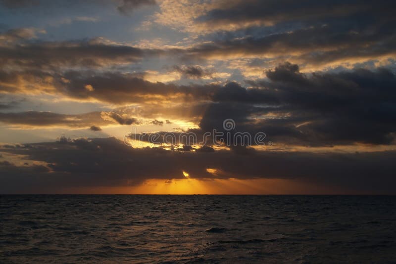 Nascer do sol na praia de Cancun imagens de stock Nascer do sol na praia de Cancun imagens de stock
