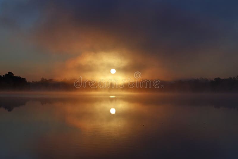 Nascer do sol nevoento do lago em Minnesota fotografia de stock Nascer do sol nevoento do lago em Minnesota fotografia de stock