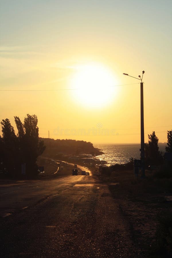 Nascer do sol no clima de tempestade acima de um mar em Crimeia imagem de stock Nascer do sol no clima de tempestade acima de um mar em Crimeia imagem de stock