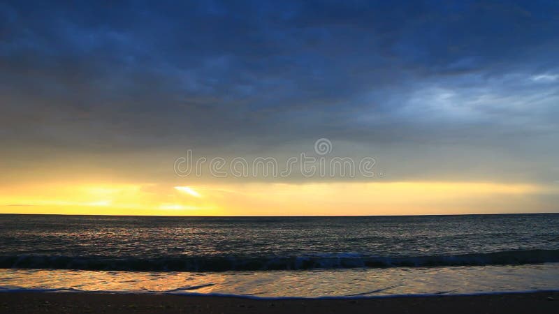 Nascer do sol no vídeo da praia com som