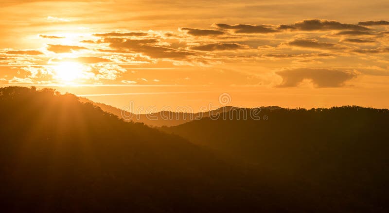 Nascer do sol nos Appalachians de North Carolina ocidental foto de stock Nascer do sol nos Appalachians de North Carolina ocidental foto de stock