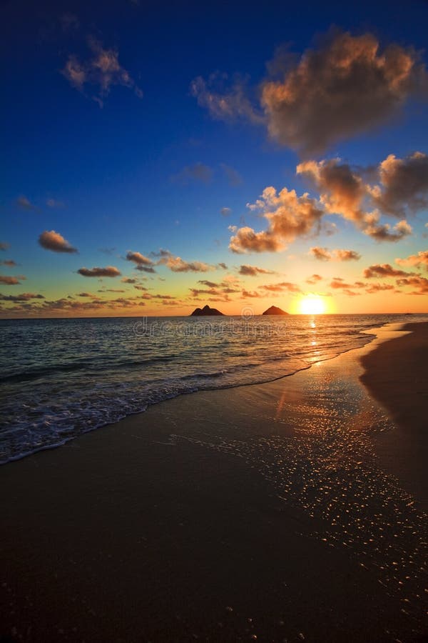 Nascer do sol pacífico na praia do lanikai, Havaí imagem de stock royalty free Nascer do sol pacífico na praia do lanikai, Havaí imagem de stock royalty free