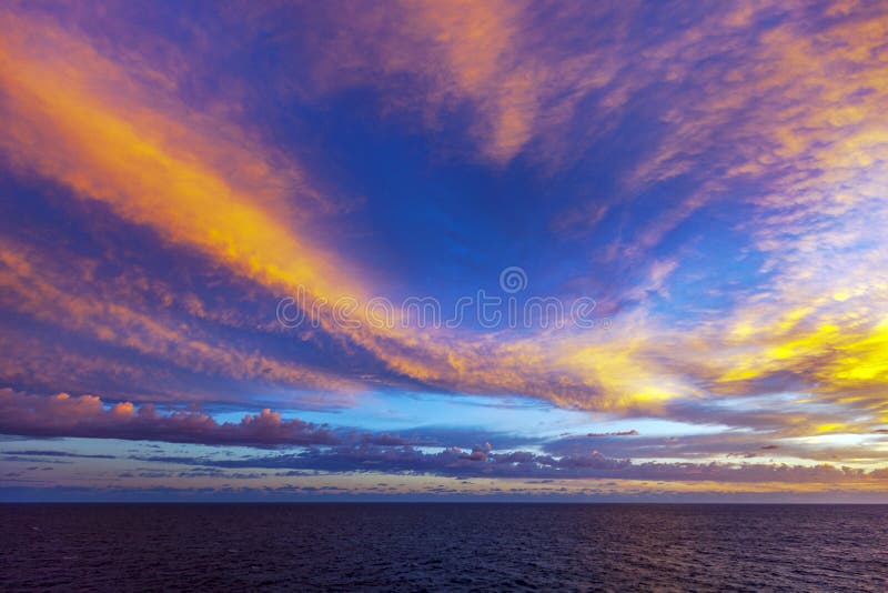 Nascer do sol pitoresco sobre o Oceano Atlântico fotografia de stock Nascer do sol pitoresco sobre o Oceano Atlântico fotografia de stock