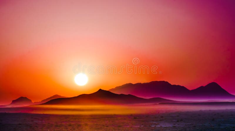 Nascer do sol roxo sobre as montanhas no deserto imagem de stock Nascer do sol roxo sobre as montanhas no deserto imagem de stock