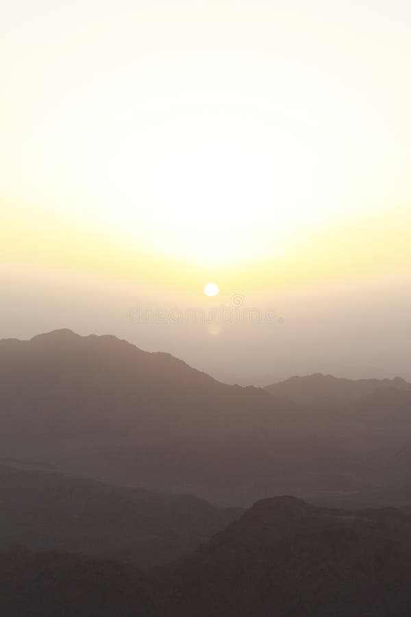 Nascer do sol sobre montagens de Sinai fotos de stock royalty free Nascer do sol sobre montagens de Sinai fotos de stock royalty free