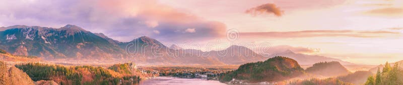 Nascer do sol sobre montanhas e vale foto de stock royalty free Nascer do sol sobre montanhas e vale foto de stock royalty free