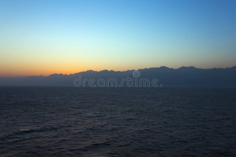 Nascer do sol sobre o Golfo de Aqaba imagens de stock Nascer do sol sobre o Golfo de Aqaba imagens de stock
