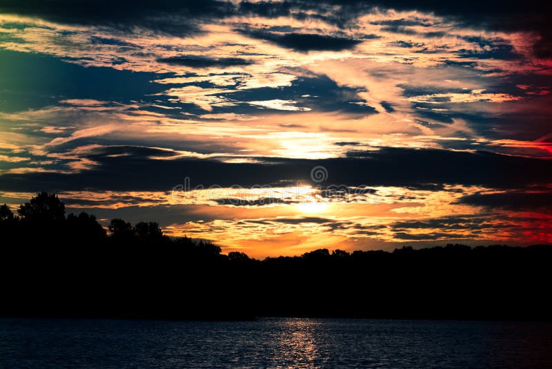 Nascer do sol sobre o lago Anna imagens de stock royalty free Nascer do sol sobre o lago Anna imagens de stock royalty free