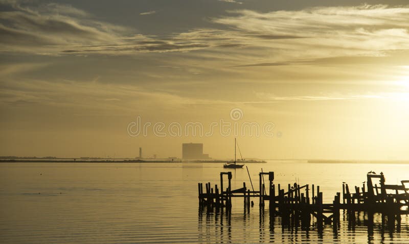 Nascer do sol sobre o rio indiano em Titusville, Florida fotos de stock Nascer do sol sobre o rio indiano em Titusville, Florida fotos de stock
