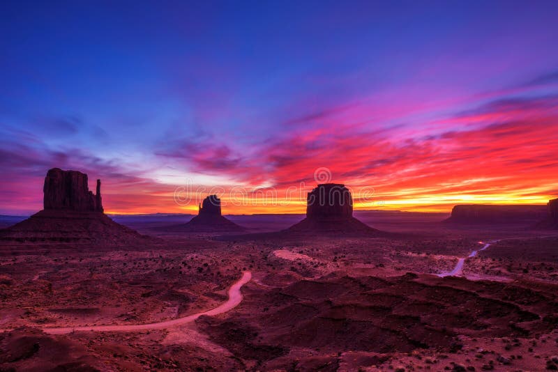 Nascer do sol sobre o vale do monumento, o Arizona, EUA