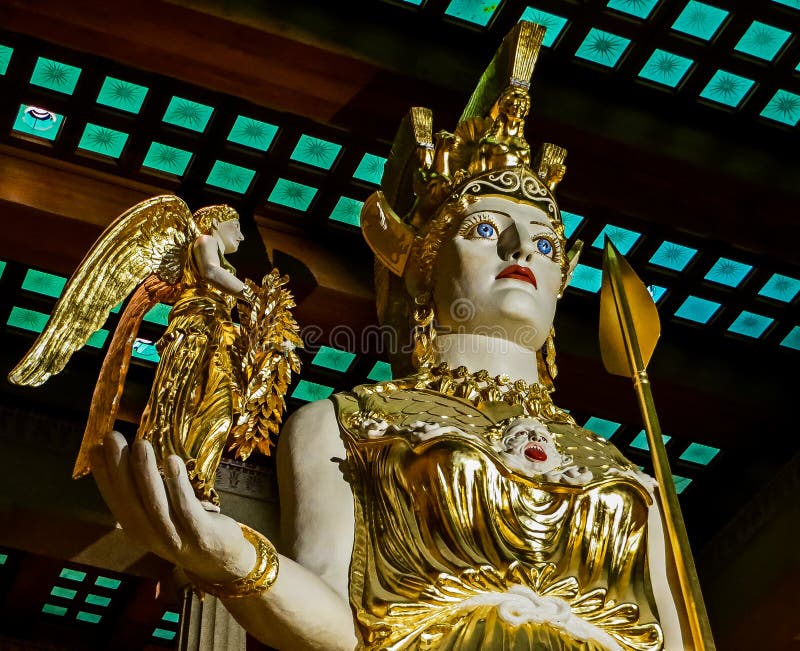 Nashville TN USA - hundraårsjubileet parkerar den jätte- statyn för Parthenonkopian av Athena med Nike