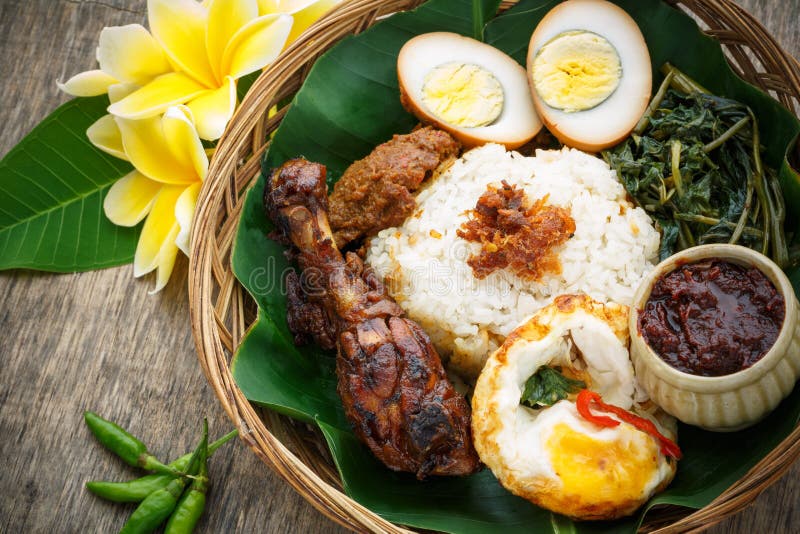 Nasi Campur, alimento indonésio imagens de stock royalty free Nasi Campur, alimento indonésio imagens de stock royalty free