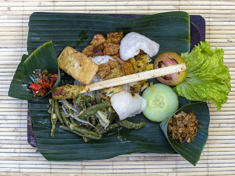 Nasi Campur Bali Balijczyka naczynie odparowani ryż z rozmaitością boczni naczynia z bliska Azjatycki jedzenie, Ubud, Bali, Indon zdjęcie stock Nasi Campur Bali Balijczyka naczynie odparowani ryż z rozmaitością boczni naczynia z bliska Azjatycki jedzenie, Ubud, Bali, Indon zdjęcie stock