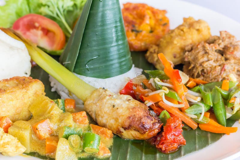 Nasi Campur Bali op een banaanblad dat wordt gediend stock afbeeldingen Nasi Campur Bali op een banaanblad dat wordt gediend stock afbeeldingen