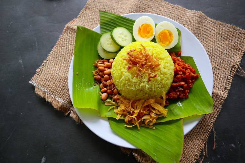 Nasi Kuning Ou Le Riz Jaune Ou Le Riz Tumérique Est La Nourriture  Traditionnelle Asiatique. Image stock - Image du sain, ingrédient: 251470973