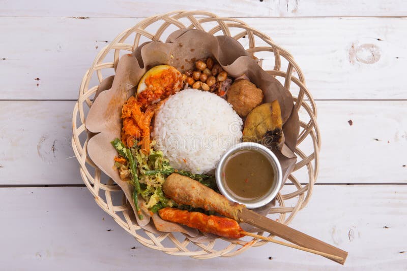 Nasi lemak, Nasi campur/, Indonezyjski balijczyka ryż z kartoflanym fritter, sycimy lilit, smażącego tofu, korzennych gotowanych zdjęcia royalty free Nasi lemak, Nasi campur/, Indonezyjski balijczyka ryż z kartoflanym fritter, sycimy lilit, smażącego tofu, korzennych gotowanych zdjęcia royalty free