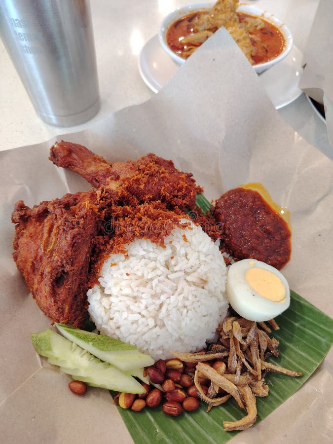 Nasi lemak - это ароматное блюдо из риса, приготовленное в кокосовом молоке и листе пандана. стоковое фото rf
