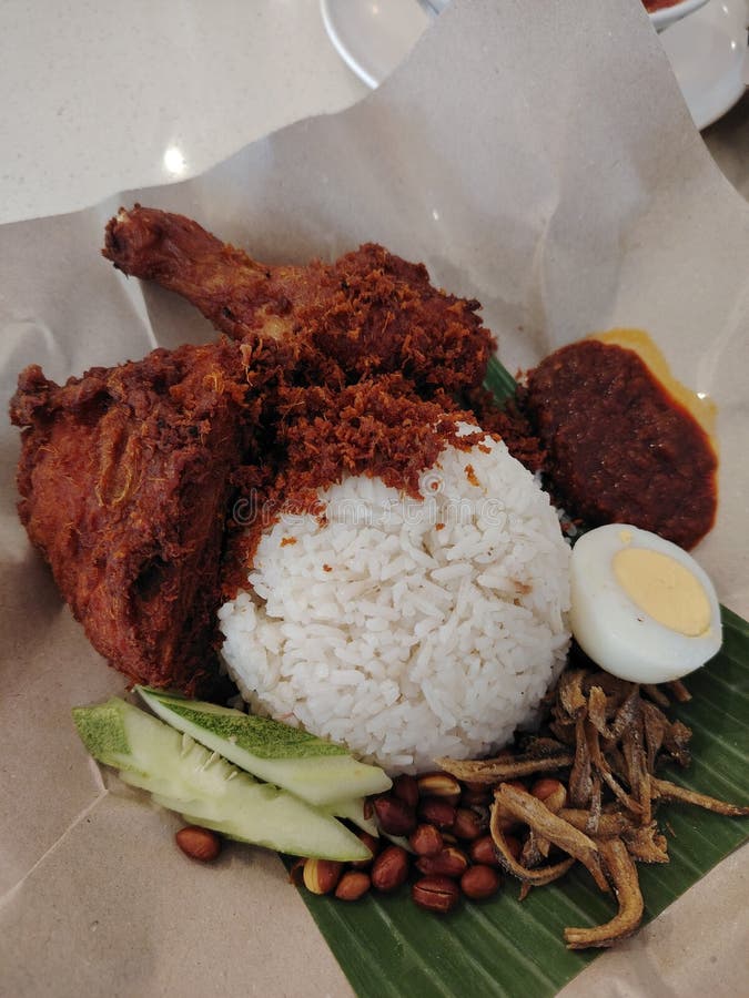 Nasi lemak - это ароматное блюдо из риса, приготовленное в кокосовом молоке и листе пандана. стоковое фото rf
