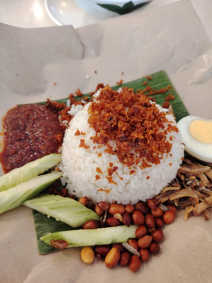 Nasi lemak - это ароматное блюдо из риса, приготовленное в кокосовом молоке и листе пандана. стоковые фото