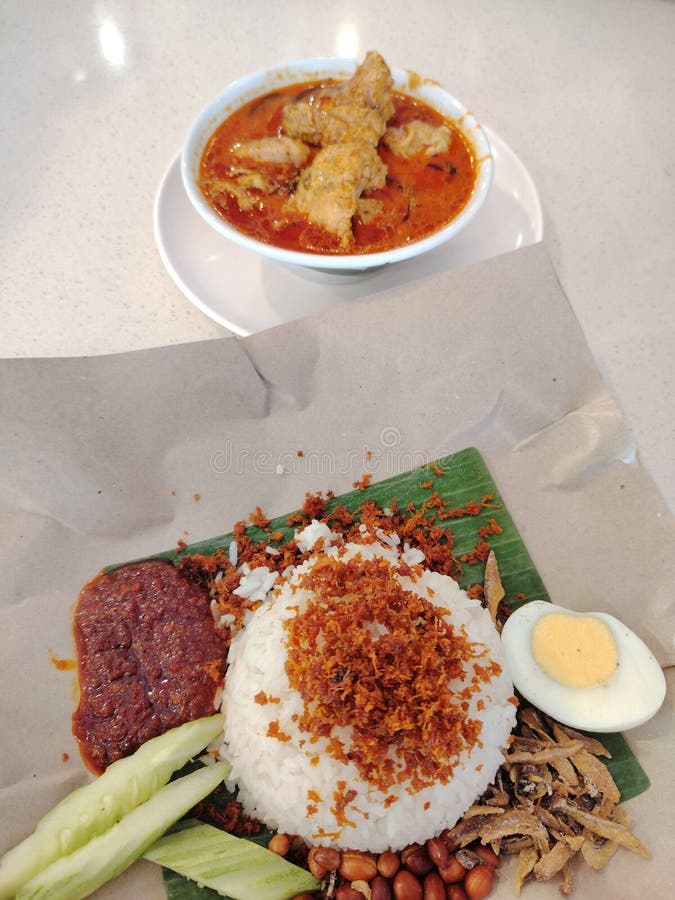 Nasi lemak - это ароматное блюдо из риса, приготовленное в кокосовом молоке и листе пандана. стоковые изображения