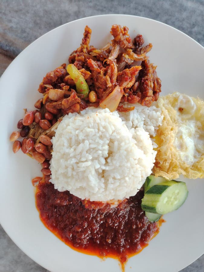 Nasi lemak - это ароматное блюдо из риса, приготовленное в кокосовом молоке стоковая фотография rf
