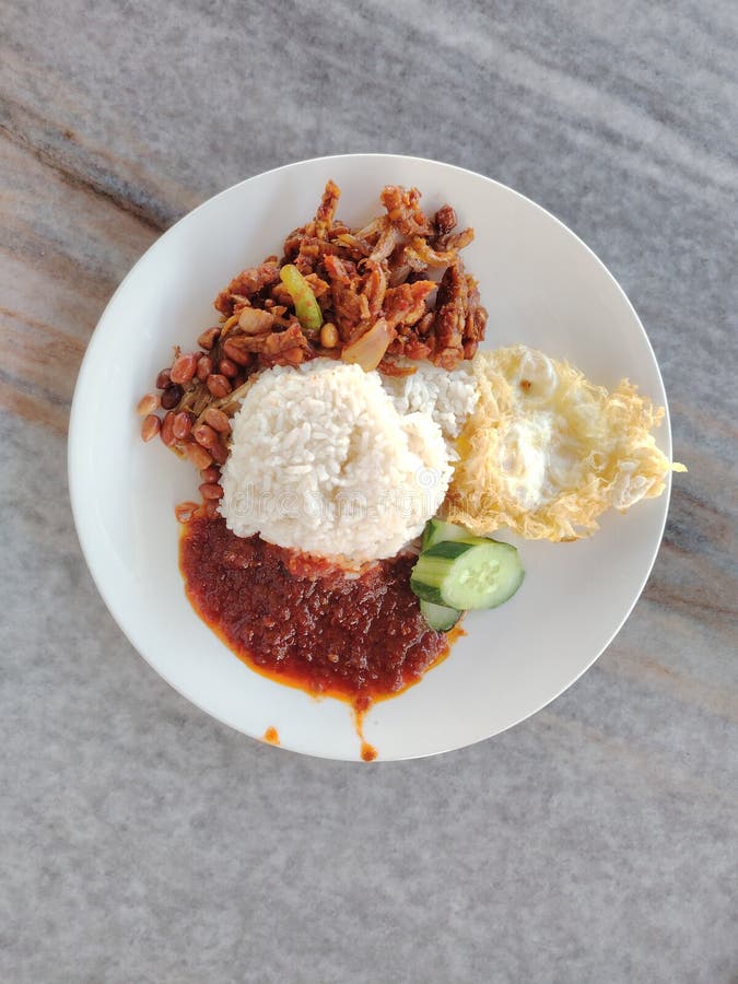 Nasi lemak - это ароматное блюдо из риса, приготовленное в кокосовом молоке и листьях пандана. обычно встречается в малайзии.