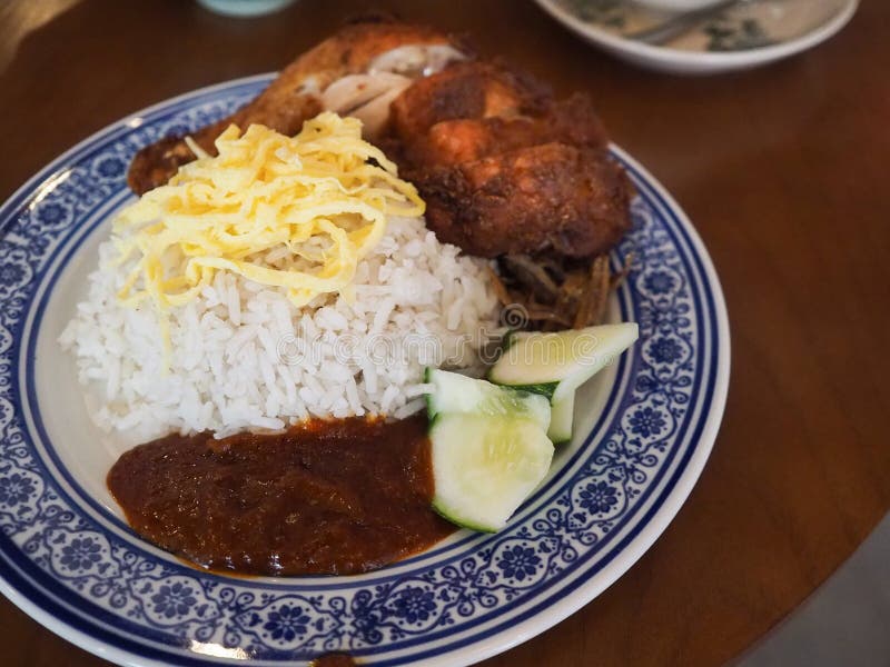 Nasi lemak - это малайское ароматное блюдо из риса, приготовленное в кокосовом молоке и пандане стоковые фотографии rf