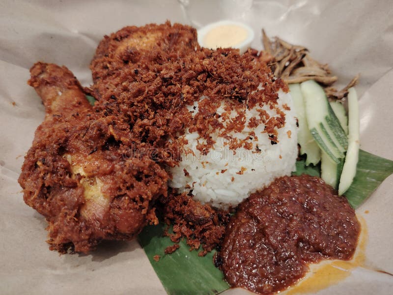 Nasi lemak - это малайское ароматное блюдо из риса, приготовленное в кокосовом молоке и пандане стоковая фотография