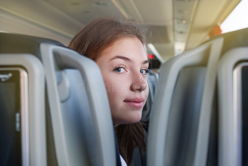 Nastolatek dziewczyna jest w autobusowym podróżnym obsiadaniu na siedzenia looki obraz stock Nastolatek dziewczyna jest w autobusowym podróżnym obsiadaniu na siedzenia looki obraz stock