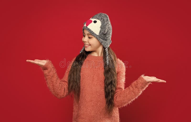 Nastolatek nosi sweter i kapelusz w studio. prezentowanie produktu w przestrzeni kopii. obrazy stock