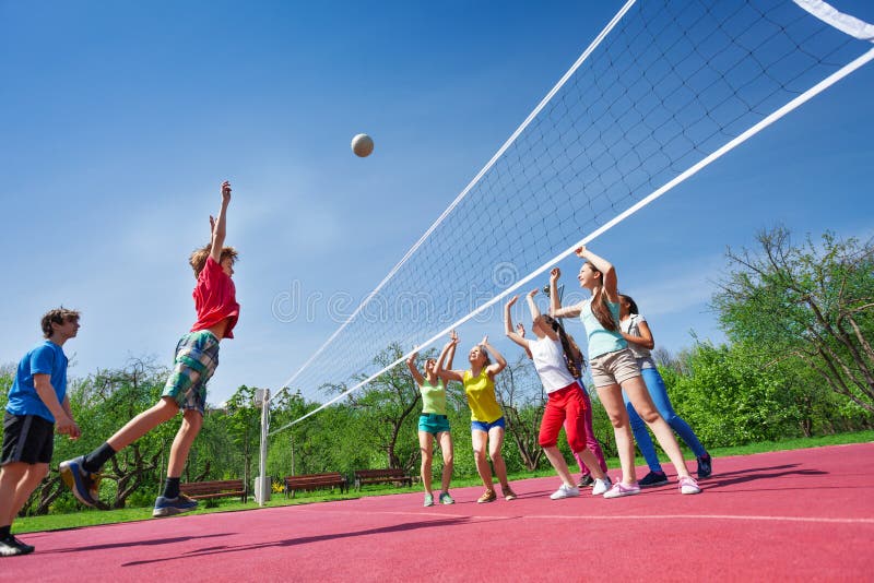 Nastolatek sztuki siatkówki gra na bawić się ziemię