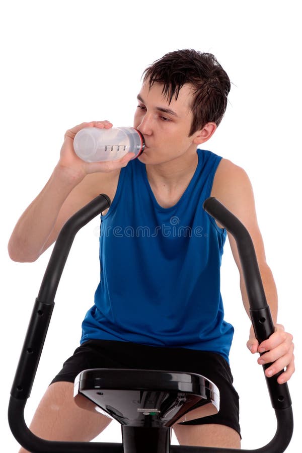 Nastolatek używa ćwiczenie roweru sprawności fizycznej gym