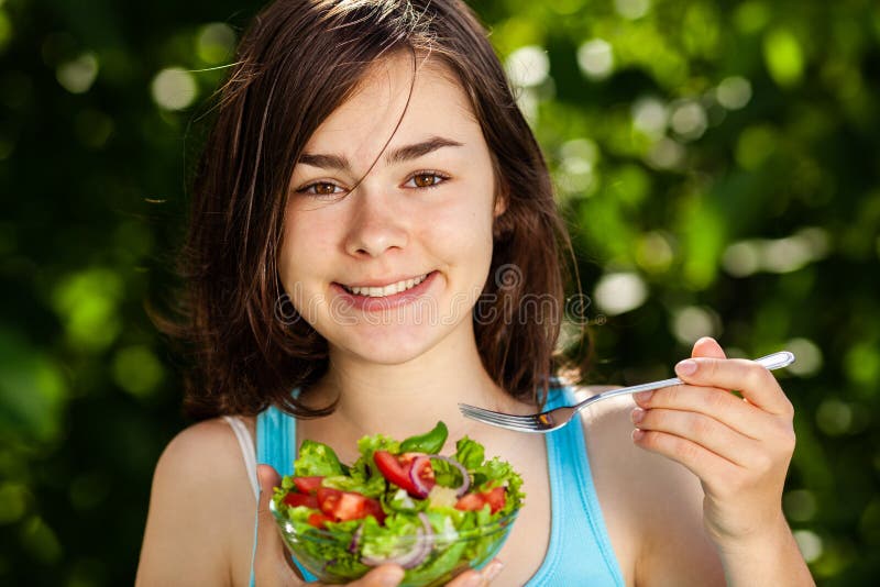 Nastolatka jedząca świeżą sałatkę warzywną